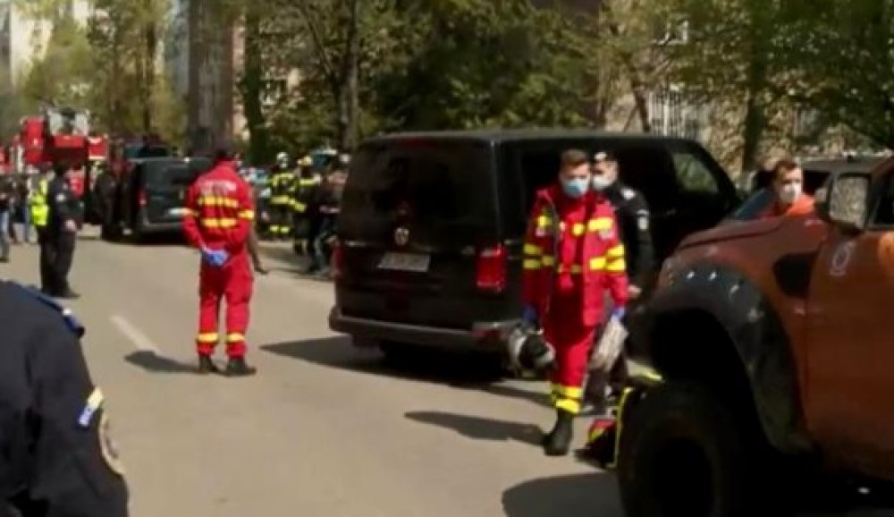 Un bărbat cu un copil în brațe, oprit înainte să se arunce de la etajul 8 al unui bloc din București